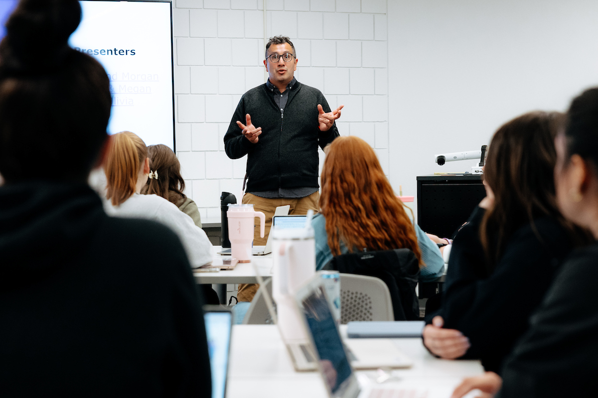 UNI faculty member teaching students