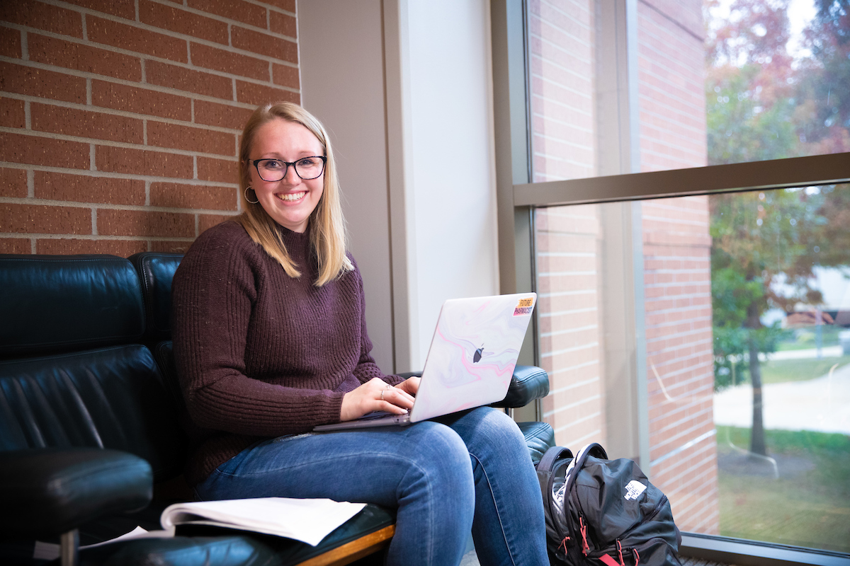 UNI student on laptop